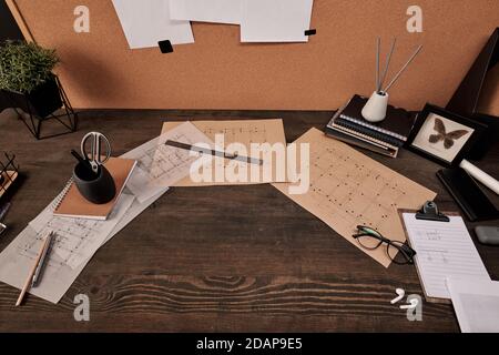 Blaupausen, Copybooks und Bürobedarf rund um Copyspace auf Holztisch Stockfoto
