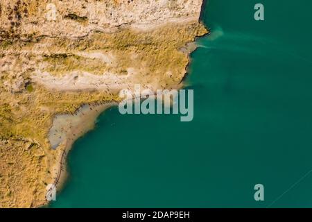 Ein See ist ein natürlicher Lebensraum für viele Tiere und Pflanzen von oben betrachtet Stockfoto