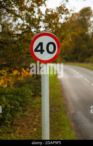 Straßenschild mit 40 km/h an der Road Ranmore Common Road, Surrey, England, Großbritannien, Herbst, November 2020 Stockfoto