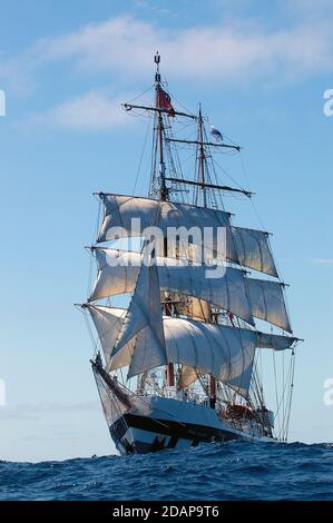 Der Prinz William, ein viereckiges Brig, und als Trainingsschiff von der TSYT verwendet, segelt über den Atlantik von den Azoren nach Dingle in Irland Stockfoto