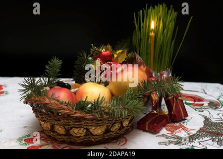 Traditionelles Essen am orthodoxen Heiligabend.Weihnachtsdekoration. Stockfoto