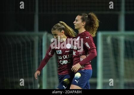 Chene Bourg, Schweiz. November 2020. 14. November 2020, Chene-Bourg, Stade de Marignac, AXA Women's Super League: Servette FCCF - FC St. Gallen-Staad, # 23 Leonie Fleury (Servette) feiert nach dem Ziel von # 8 Sandy Maendly (Servette) Kredit: SPP Sport Pressefoto. /Alamy Live Nachrichten Stockfoto