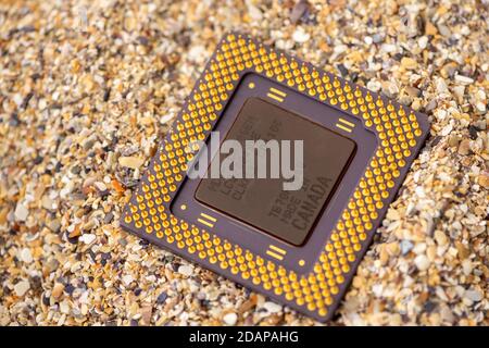 Timisoara, Rumänien - 17. Oktober 2020: Nahaufnahme eines ST6x86P166+ Prozessors, 133Mhz, Sockel 7 mit Sand im Hintergrund. Stockfoto