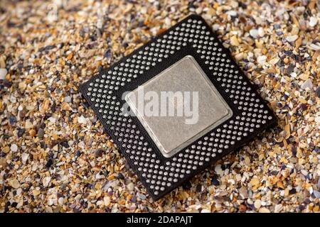 Timisoara, Rumänien - 17. Oktober 2020: Nahaufnahme eines Intel Celeron FV80524RX366128 Prozessors, 366 MHz, Sockel 370 mit Sand im Hintergrund. Stockfoto