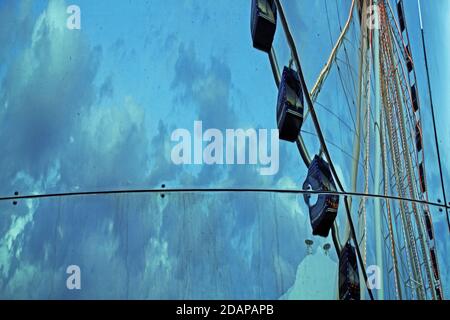 Spiegelung von Chicagos Navy Pier Ferris Wheel. Stockfoto