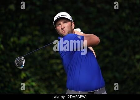 Augusta, Usa. November 2020. Jon Rahm beobachtet seine Fahrt vom zweiten Abschlag während der dritten Runde des Masters 2020 Golfturniers im Augusta National Golf Club in Augusta, Georgia am Samstag, 14. November 2020. Foto von Kevin Dietsch/UPI Kredit: UPI/Alamy Live News Stockfoto