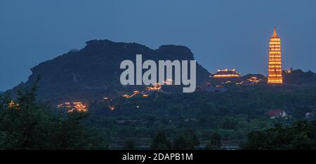 Bai Dinh Pagode bei Dämmerung, Ninh Binh, der größten buddhistischen Tempel Komplex in Vietnam, touristische religiösen Reiseziel. Malerische Karstlandschaft. Stockfoto