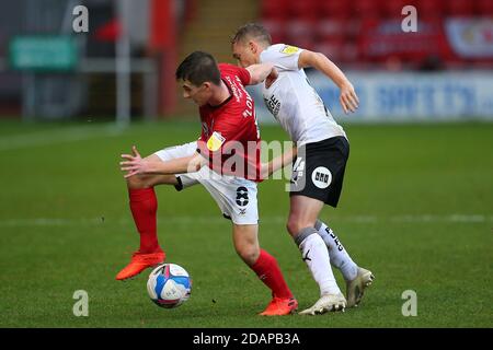 CREWE, ENGLAND. 14. NOVEMBER Crewes Tommy Lowery kämpft mit Peterboroughs Louis Reed während des Sky Bet League 1 Spiels zwischen Crewe Alexandra und Peterborough im Alexandra Stadium, Crewe am Samstag, 14. November 2020. (Kredit: Chris Donnelly, MI News) Kredit: MI Nachrichten & Sport /Alamy Live Nachrichten Stockfoto