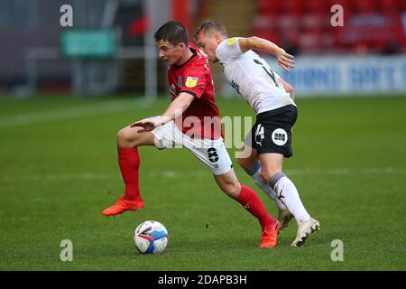 CREWE, ENGLAND. 14. NOVEMBER Crewes Tommy Lowery kämpft mit Peterboroughs Louis Reed während des Sky Bet League 1 Spiels zwischen Crewe Alexandra und Peterborough im Alexandra Stadium, Crewe am Samstag, 14. November 2020. (Kredit: Chris Donnelly, MI News) Kredit: MI Nachrichten & Sport /Alamy Live Nachrichten Stockfoto