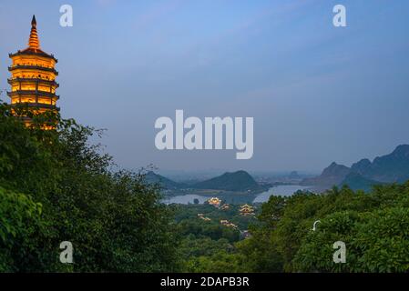 Bai Dinh Pagode bei Dämmerung, Ninh Binh, der größten buddhistischen Tempel Komplex in Vietnam, touristische religiösen Reiseziel. Malerische Karstlandschaft. Stockfoto