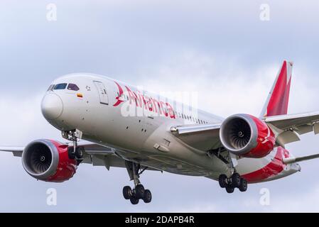 Avianca Boeing 787 Jet-Linienflugzeug N791AV bei der Landung am Flughafen London Heathrow, Großbritannien, während der COVID 19-Sperre. Kolumbianische Fluggesellschaft Stockfoto