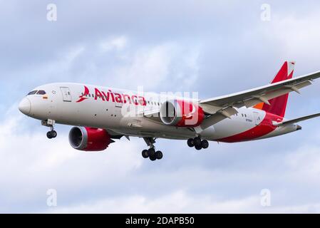 Avianca Boeing 787 Jet-Linienflugzeug N791AV bei der Landung am Flughafen London Heathrow, Großbritannien, während der COVID 19-Sperre. Kolumbianische Fluggesellschaft Stockfoto