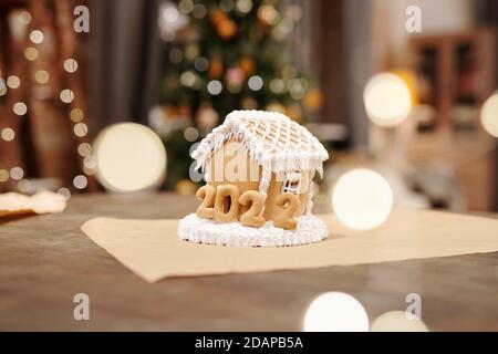 Appetitlich Lebkuchenhaus mit Schlagsahne auf dem Tisch stehend dekoriert Stockfoto
