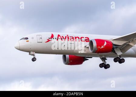 Avianca Boeing 787 Jet-Linienflugzeug N791AV bei der Landung am Flughafen London Heathrow, Großbritannien, während der COVID 19-Sperre. Kolumbianische Fluggesellschaft Stockfoto