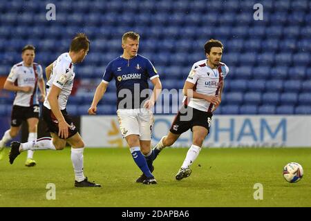 OLDHAM, ENGLAND. 14. NOVEMBER Oldham Athletic's Danny Rowe schwirren mit Scunthorpe United's Alex Gilliead während des Sky Bet League 2 Spiels zwischen Oldham Athletic und Scunthorpe United im Boundary Park, Oldham am Samstag, 14. November 2020. (Kredit: Eddie Garvey, Mi News) Kredit: MI Nachrichten & Sport /Alamy Live Nachrichten Stockfoto