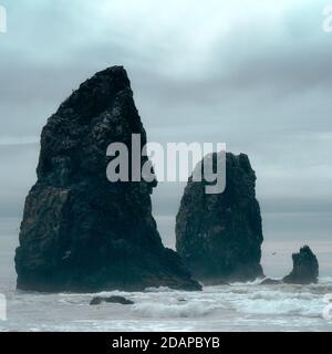 Sea Stacks in der Nähe von Haystack Rock, Cannon Beach, Oregon Stockfoto
