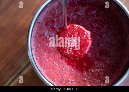 Erdbeer Smoothie oder Marmelade Prozess Stockfoto
