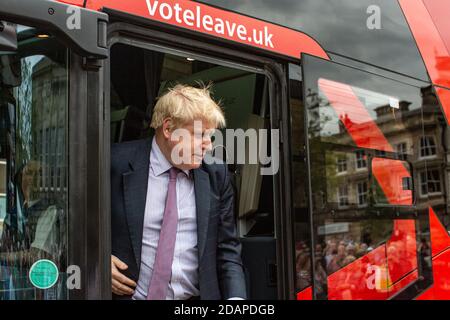 Boris Johnson und sein Battle Bus zur BREXIT-Referendum-Kampagne in Stafford, England. Johnson wurde später Premierminister mit Cummings werden Stockfoto