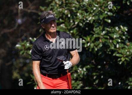 Augusta, Usa. November 2020. Bernhard langer beobachtet seine Fahrt auf dem neunten Loch während der dritten Runde des Masters 2020 Golfturniers im Augusta National Golf Club in Augusta, Georgia am Samstag, 14. November 2020. Foto von Kevin Dietsch/UPI Kredit: UPI/Alamy Live News Stockfoto