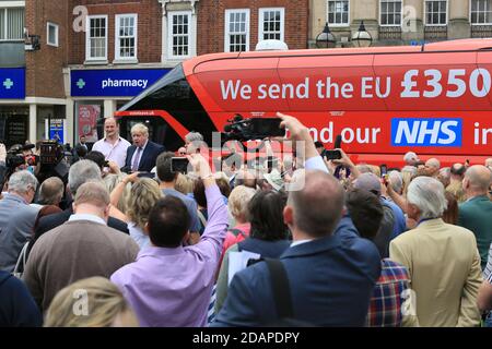 Boris Johnson und sein Battle Bus zur BREXIT-Referendum-Kampagne in Stafford, England. Johnson wurde später Premierminister mit Cummings werden Stockfoto