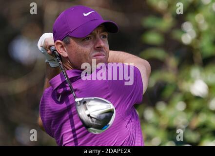 Augusta, Usa. November 2020. Rory McIlroy beobachtet seine Fahrt auf dem neunten Loch während der dritten Runde des Masters 2020 Turnier im Augusta National Golf Club in Augusta, Georgia am Samstag, 14. November 2020. Foto von Kevin Dietsch/UPI Kredit: UPI/Alamy Live News Stockfoto