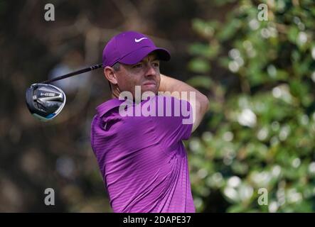 Augusta, Usa. November 2020. Rory McIlroy beobachtet seine Fahrt auf dem neunten Loch während der dritten Runde des Masters 2020 Turnier im Augusta National Golf Club in Augusta, Georgia am Samstag, 14. November 2020. Foto von Kevin Dietsch/UPI Kredit: UPI/Alamy Live News Stockfoto