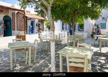 Folegandros, Griechenland - 23. September 2020: Kleiner Platz mit Restaurants und Geschäften in Chora auf der Insel Folegandros. Kykladen, Griechenland Stockfoto