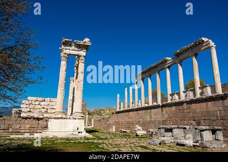 Bergama Akropolis. Trajan-Tempel und Torbögen in den Ruinen der antiken Stadt Pergamon (Bergama), Izmir, Türkei. Stockfoto