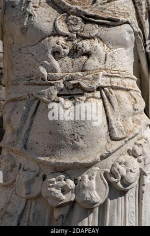 Kopflose gepanzerte Statue von Trajan am Tempel von Trajan, in Pergamon (Pergamon) Antike Stadt. Bergama, Izmir, Türkei. Akropolis . Stockfoto