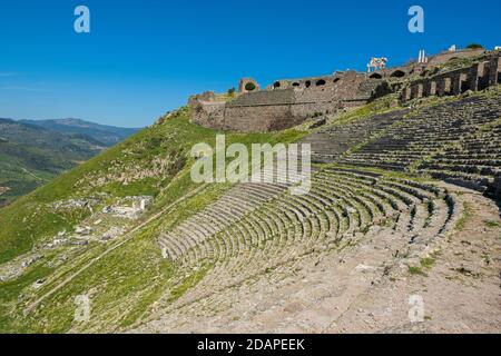 Römisches Amphitheater (Amphitheater) in den Ruinen der antiken Stadt Pergamon (Pergamon), Türkei. Stockfoto