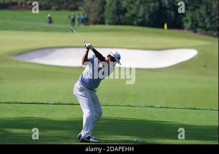 Augusta, Usa. November 2020. Hideki Matsuyama schießt auf dem vierten Loch während der dritten Runde des Masters 2020 Turnier im Augusta National Golf Club in Augusta, Georgia am Samstag, 14. November 2020. Foto von Kevin Dietsch/UPI Kredit: UPI/Alamy Live News Stockfoto