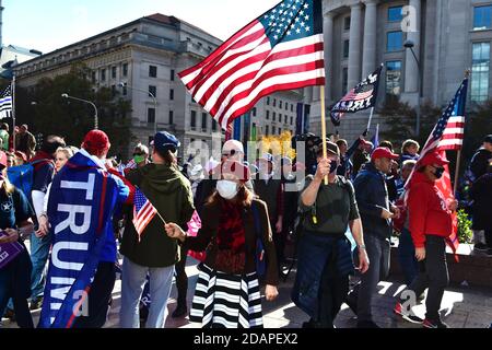 Washington, Vereinigte Staaten Von Amerika. November 2020. Menschen machen sich auf den Weg zum Freedom Plaza für die Pro-Trump-MAGA-Kundgebung auf der Pennsylvania Avenue, Northwest, in Washington, DC am Samstag, 14. November 2020.Quelle: Rod Lampey/CNP Quelle: dpa/Alamy Live News Stockfoto