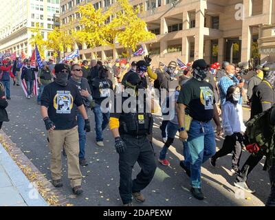 Washington, DC, USA. November 2020. Anhänger der rechten Gruppe "Proud Boys" marschieren in einer Demonstration unter dem Motto "Make America Great Again" (MAGA) zur Unterstützung von US-Präsident Trump. Kredit: Can Merey/dpa/Alamy Live Nachrichten Stockfoto