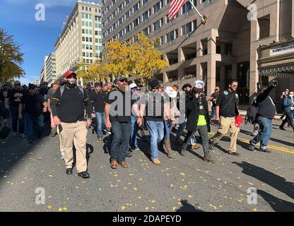 Washington, DC, USA. November 2020. Anhänger der rechten Gruppe "Proud Boys" marschieren in einer Demonstration unter dem Motto "Make America Great Again" (MAGA) zur Unterstützung von US-Präsident Trump. Kredit: Can Merey/dpa/Alamy Live Nachrichten Stockfoto