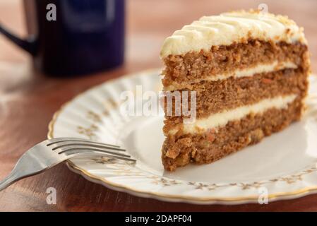 Karottenkuchen und Kaffee auf einem Holztisch Stockfoto