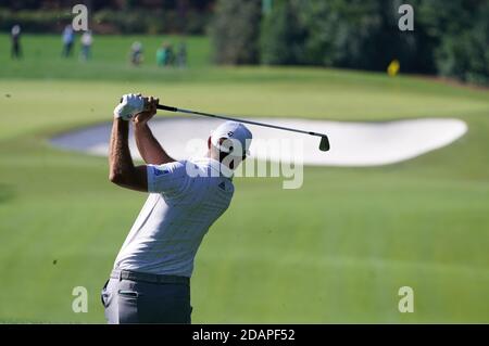 Augusta, Usa. November 2020. Dustin Johnson fährt den vierten Abschlag während der dritten Runde des Masters 2020 Golfturniers im Augusta National Golf Club in Augusta, Georgia am Samstag, 14. November 2020 ab. Foto von Kevin Dietsch/UPI Kredit: UPI/Alamy Live News Stockfoto