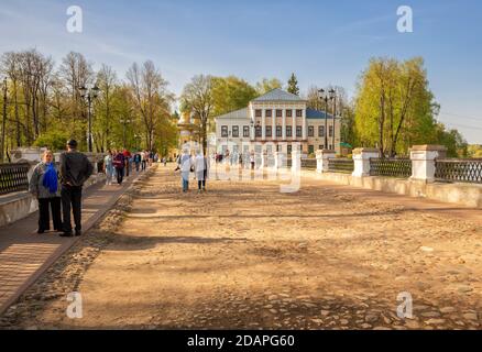 UGLICH, RUSSLAND - 09. MAI 2019: Viele Menschen besuchen den Uglich Kreml, die Hauptattraktion der Stadt Uglich. Jaroslawl Region, Goldener Ring von Russi Stockfoto