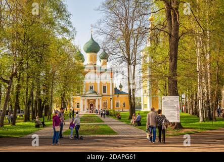 UGLICH, RUSSLAND - 09. MAI 2019: Uglich Kreml, Menschen gehen und entspannen im Park in der Nähe der Verklärung Kathedrale. Jaroslawl Region, Goldener Ring von Stockfoto
