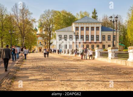 UGLICH, RUSSLAND - 09. MAI 2019: Am sonnigen Frühlingstag, Besucher Uglich Kreml, Hauptattraktion der Stadt Uglich. Yaroslavl Region, Golden ri Stockfoto