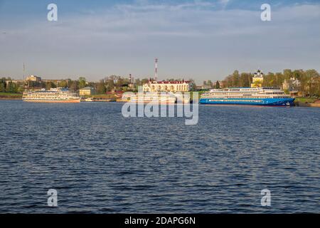 UGLICH, RUSSLAND - 09. MAI 2019: Kreuzfahrtschiffe auf der Wolga in der Nähe der Pier in Uglich, Jaroslawl Region, Goldener Ring von Russland Stockfoto