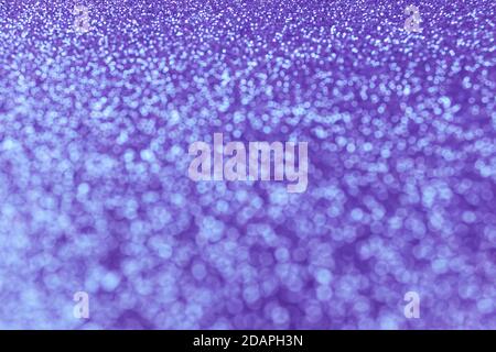 Abstrakt funkelnd gezaubert festlicher Hintergrund mit Bokeh-Leuchten in trendy violetter Farbe für Ihr kreatives Design oder Ihre Grußkarte. Festliches Konzept oder Stockfoto