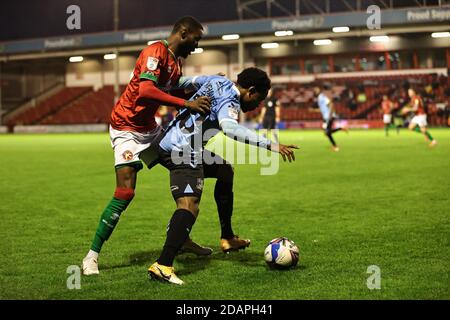 WALSALL, ENGLAND. 14. NOVEMBER.Ashley Nathaniel-George von Southend United und Emmanuel Osadebe von Walsall kämpfen während des Sky Bet League 2-Spiels zwischen Walsall und Southend United im Banks' Stadium, Walsall, am Samstag, 14. November 2020 um den Besitz. (Kredit: James HolyOak, Mi News) Kredit: MI Nachrichten & Sport /Alamy Live Nachrichten Stockfoto