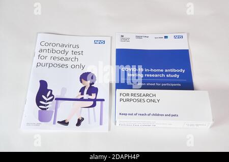 NHS COVID-19 in Home Antikörper-Tests Forschungsstudie Kit und Leitfaden für die Forschung nur auf weißem Hintergrund markiert. Testkit für Hausblutproben Stockfoto