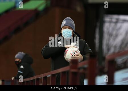 Birmingham, Großbritannien. Oktober 2020. Der Ball wird während des FA Womens Super League 1 Spiels zwischen Aston Villa und Birmingham City im Villa Park Stadium in Birmingham gereinigt. Orlagh Malone Gardner/SPP Credit: SPP Sport Press Photo. /Alamy Live Nachrichten Stockfoto