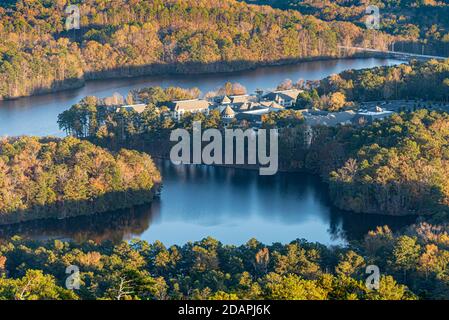 Luftaufnahme des Atlanta Evergreen Lakeside Resort vom Gipfel des Stone Mountain, östlich von Atlanta, Georgia. (USA) Stockfoto