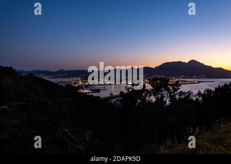 Abenddämmerung über der Stadt Ceuta in Spanien von San Antonio Stockfoto