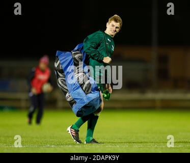 Galway Sportsgrounds, Galway, Connacht, Irland. November 2020. Guinness Pro 14 Rugby, Connacht gegen Scarlets; Conor Fitzgerald macht sich bereit für Pre-Match-Kicking Praxis Kredit: Action Plus Sport/Alamy Live News Stockfoto