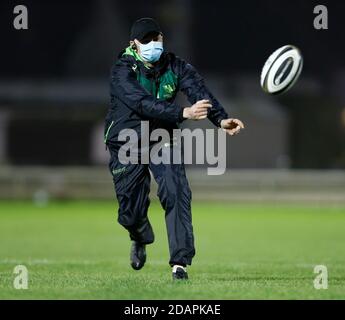 Galway Sportsgrounds, Galway, Connacht, Irland. November 2020. Guinness Pro 14 Rugby, Connacht versus Scarlets; Connacht-Cheftrainer Andy Friend nimmt am Warm Up Teil Credit: Action Plus Sports/Alamy Live News Stockfoto