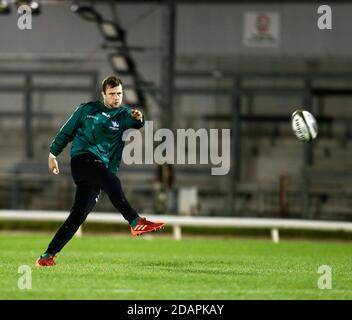 Galway Sportsgrounds, Galway, Connacht, Irland. November 2020. Guinness Pro 14 Rugby, Connacht gegen Scarlets; Jack Carty übt Kicking während der Connacht Warm Up Credit: Action Plus Sports/Alamy Live News Stockfoto