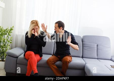 Junges Paar mit Beziehungsschwierigkeiten während der Therapie-Sitzung. Stockfoto